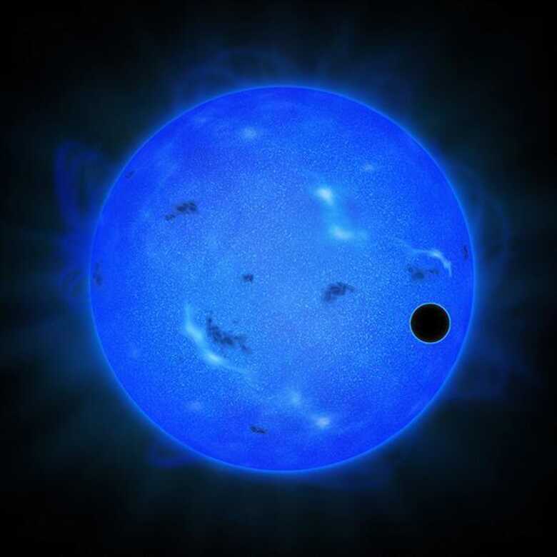 Concepção artística da estrela Gliese 1214, em azul, com o planeta GJ 1214b passando à sua frente, em preto. (Foto: Divulgação/NAOJ)