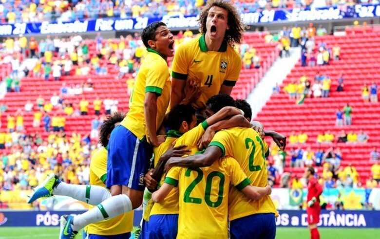 Jogadores festejam gol do Brasil: ao fundo, arquibancadas não tão cheias. (Foto: Getty Images)