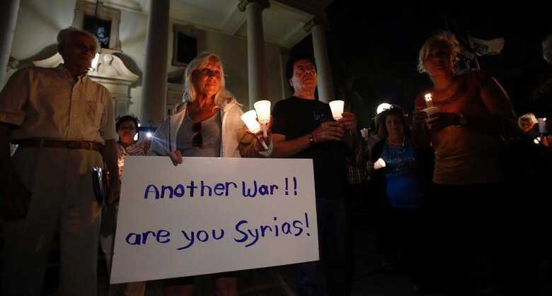 Ativistas em vigília contra a possível intervenção militar dos Estados Unidos na Síria, em Glendale, Estado da Califórnia. (Foto: Mario Anzuoni/Reuters)