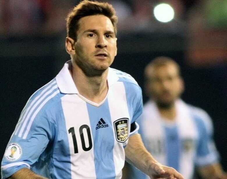 Lionel Messi comemora após marcar para a Argentina, de pênalti, contra o Paraguai, pelas Eliminatórias Sul-Americanas para a Copa-14. (Foto: AFP Photo/Enrique Zarza)