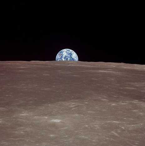 Uma das primeiras fotos é uma imagem da Terra feita da Apolo 11 em 1969. (Foto: Instagram/Reprodução)