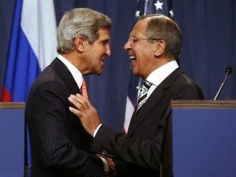 Secretário de Estado dos EUA, John Kerry (à esquerda) e ministro de Relações Exteriores da Rússia, Sergei Lavrov depois de fecharem acordo (Foto: Reuters)
