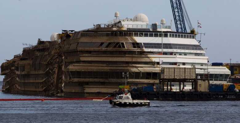 A parte mais escurecida mostra o lado do navio que estava submerso. (Foto: Angelo Carconi/Efe)