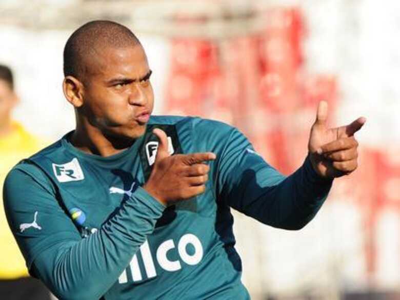 Artilheiro do Goiás no Brasileiro com oito gols, Walter se recupera de lesão muscular sentida, justamente, na derrota por 1 a 0 para o Santos. (Foto: Rodrigo Villalba/Futura Press)