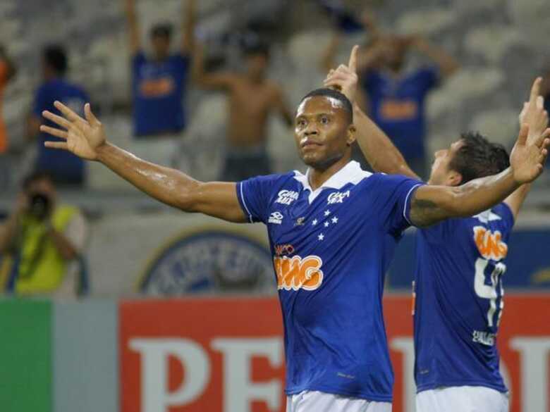 Com dois de Júlio Baptista e um golaço de voleio de Nilton, o Cruzeiro venceu o Botafogo por 3 a 0 no Mineirão. (Foto: Yuri Edmundo/Gazeta Press)