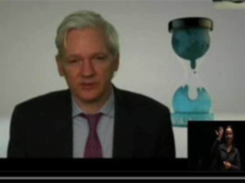 Julain Assange, em videoconferência. (Foto: Reprodução)