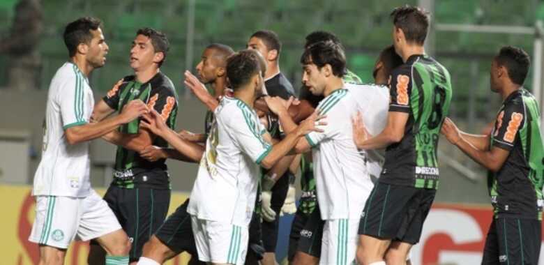 Confusão generalizada envolvendo jogadores de Palmeiras e América-MG. (Foto: Paulo Fonseca/Futura Press/Estadão Conteúdo)