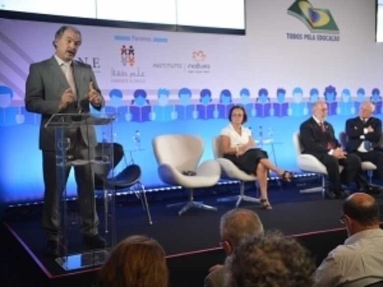 Ministro da Educação, Aloizio Mercadante, lança programa 'Quero ser Cientista, Quero ser Professor'. (Foto: Divulgação/Agência Brasil)