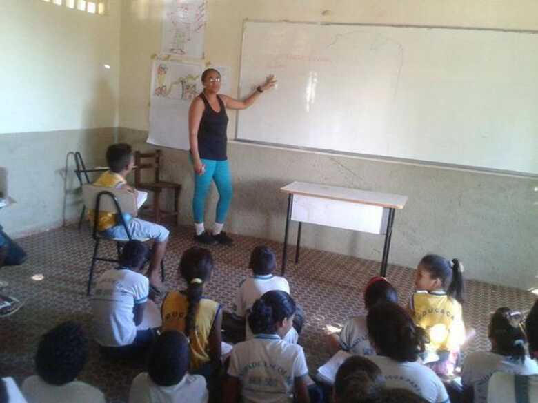 Devido à falta de carteiras escolares, estudantes são obrigados a assistir a aulas no chão da escola. (Foto: divulgação/Unidade Escolar Marcos Parente)
