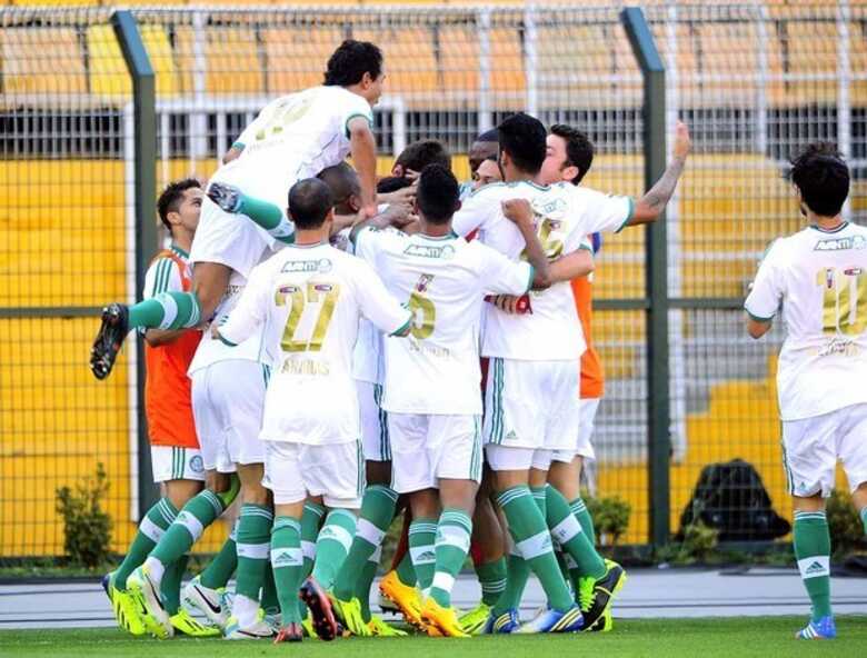 Jogadores do Palmeiras comemoram o primeiro gol. (Foto: Marcos Ribolli/Globoesporte.com)