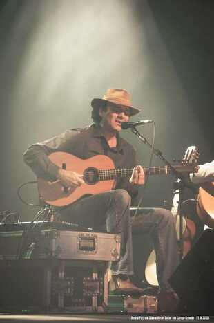 Artista &eacute; reconhecido no Brasil pelas m&uacute;sicas que faz com sua viola caipira. (Foto: Andr&eacute; Patroni)