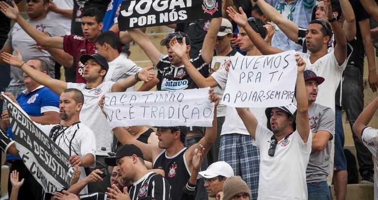 Torcedores demonstram apoio ao Corinthians antes da partida contra o Cruzeiro, no Pacaembu. (Foto: Rodrigo Capote/UOL)
