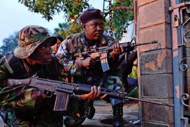 Militares quenianos durante tiroteio nesta segunda-feira em Nairóbi. (Foto: AFP)
