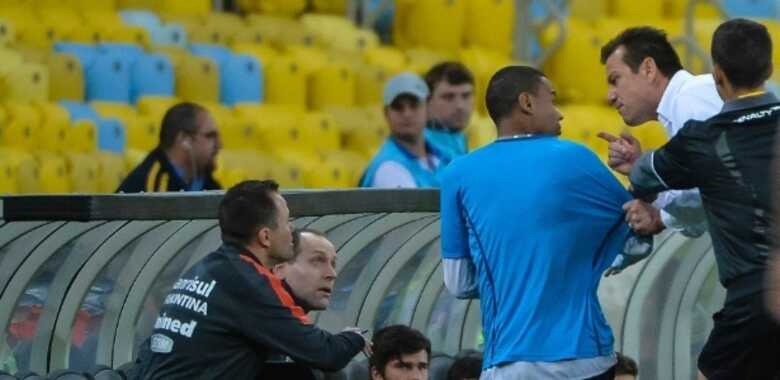 Técnico Dunga briga com gandula após reposição rápida de bola durante o empate entre Inter e Botafogo. (Fernando Soutello/AGIF)