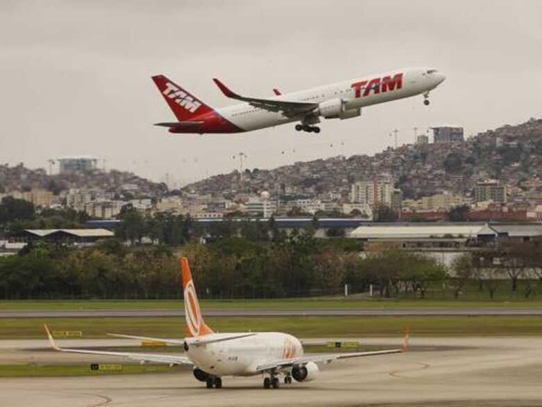 Grandes consórcios estão preparados para disputar os dois aeroportos: Galeão (foto) e Confins. (Foto: O Globo/Gustavo Miranda)