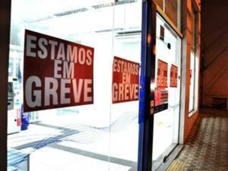 Em greve, agência fica fechada em Mato Grosso. (Foto: Renê Dióz/G1)