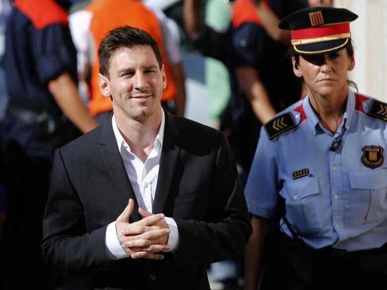 Ida de Messi ao tribunal causou aglomeração no local nesta sexta. (Foto: AP)