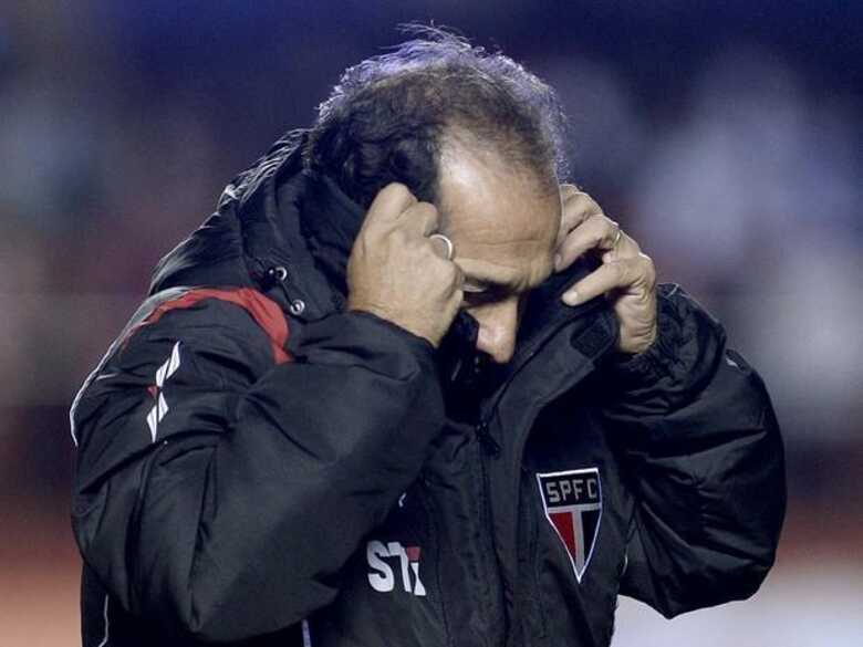 Muricy Ramalho apostou em Osvaldo a Jadson para mudar o jogo, mas nenhum deles correspondeu. (Foto: Ricardo Matsukawa/Terra)