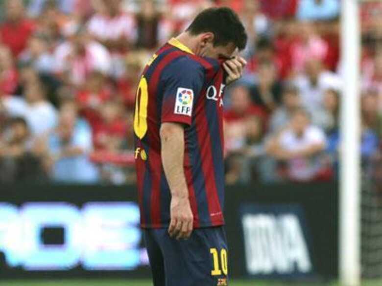 Messi deixou gramado com lesão depois de marcar contra o Almería. (Foto: EFE)