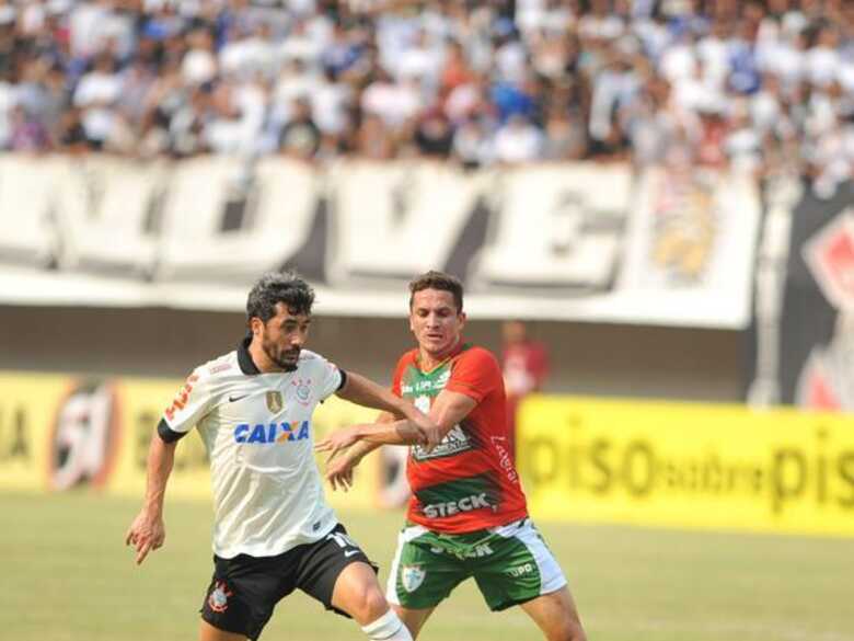 Corinthians partiu para o desespero no segundo tempo, e Douglas chegou a jogar de volante. (Foto: Eduardo Efrain/Ag&ecirc;ncia Lance)