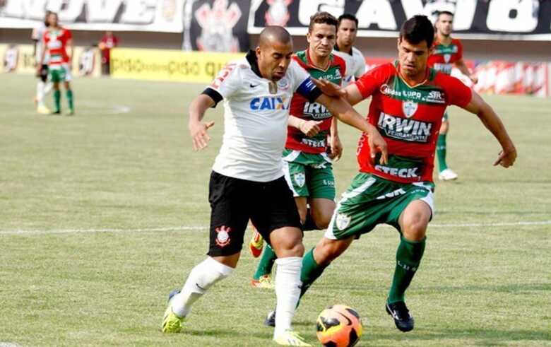 Emerson disputa jogada com Rogério no primeiro tempo. (Foto: Moisés Palácios/Futura Press)