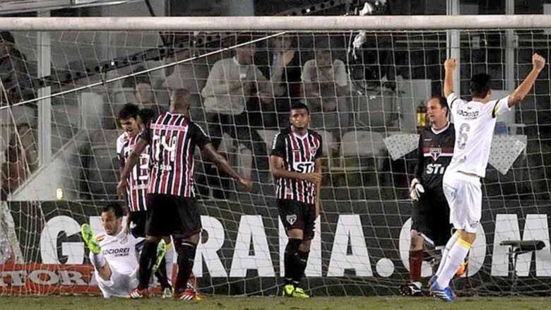Zaga do São Paulo vacila, e Dracena abre o placar. (Foto: Ivan Storti/Site Oficial do Santos)