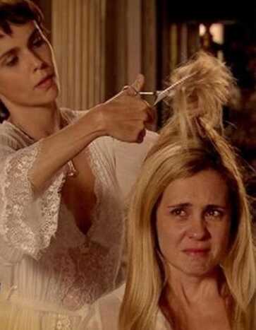 Nina corta o cabelo de Carminha e faz a megera chorar. (Imagem: TV Globo/divulgação)