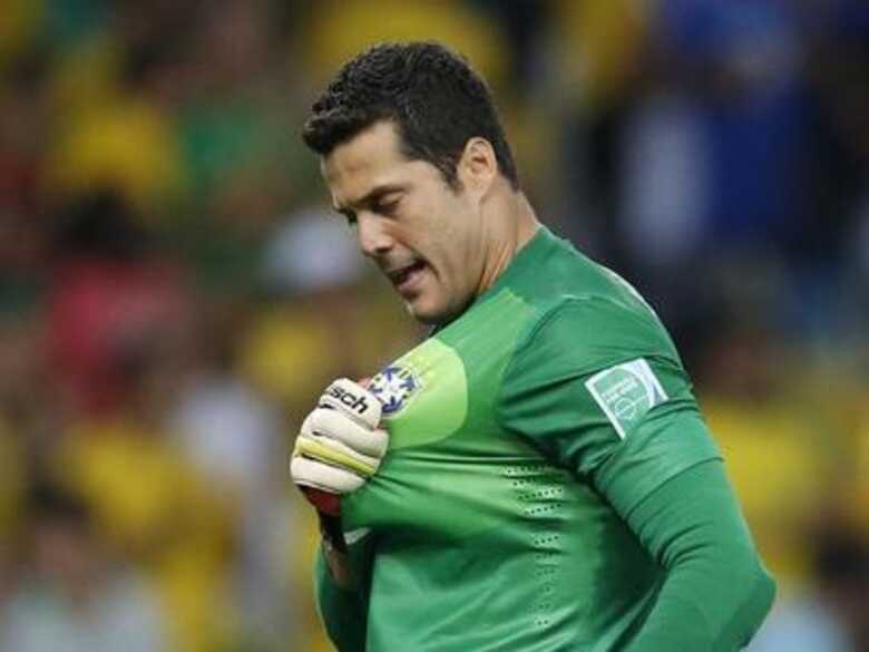 Titular absoluto de Felipão, goleiro Júlio César desfalcará a Seleção nos amistosos contra a Coreia do Sul e a Zâmbia. (Foto: Jorge Silva/Reuters)