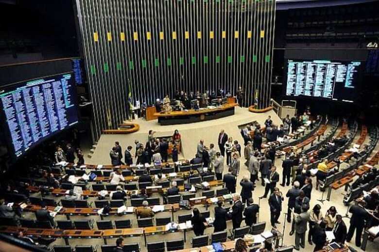 Deputados participam da votação do texto principal da Medida Provisória 621. (Foto: Lucio Bernardo Jr./Câmara dos Deputados)