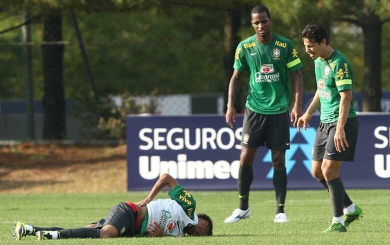 Neymar se contorce no gramado, observado por Dedé e Hernanes. (Foto: Bruno Domingos/Mowa Press)