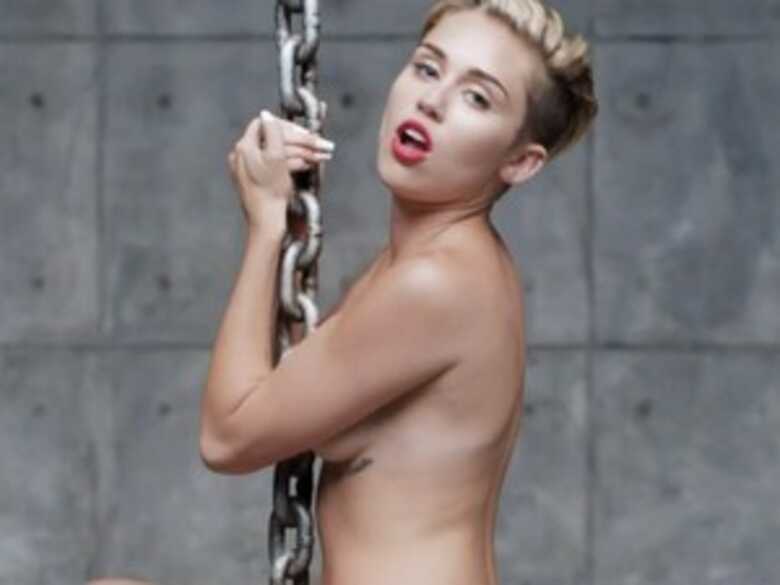 Miley Cyrus no clipe de 'Wrecking ball'. (Foto: Divulgação)