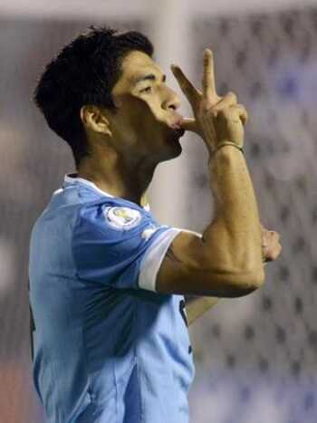 Suárez fez um dos gols da vitória do Uruguai sobre a Argentina ao converter pênalti polêmico. (Foto: Reuters)