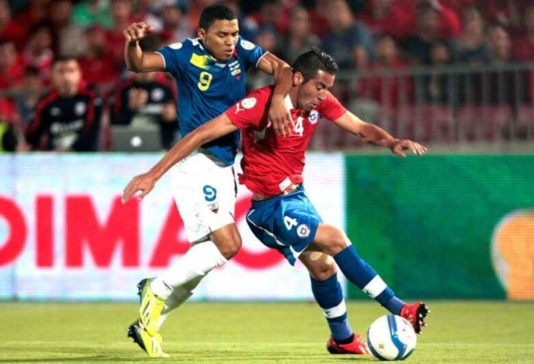 Isla e Montero disputam a bola no confronto entre Equador e Chile. (Foto: Agência AP)