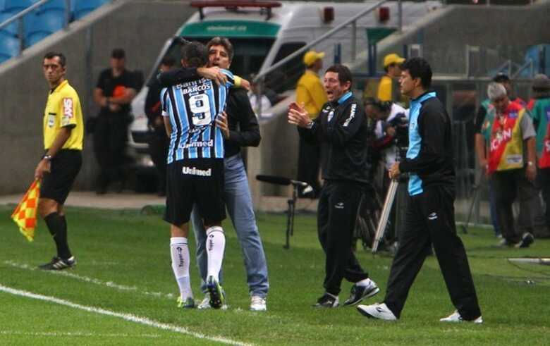 Barcos ganha abraço de Renato após marcar gol contra o Corinthians. (Foto: Lucas Uebel/Grêmio, DVG)