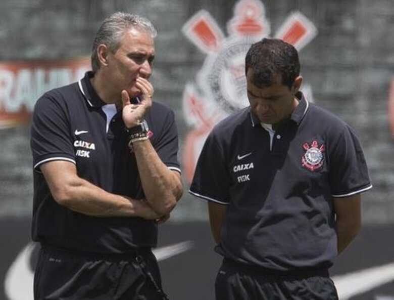 Tite conversa com Fabio Carille, seu auxiliar-técnico, no CT Joaquim Grava. (Foto: Daniel Augusto Jr./Ag. Corinthians)