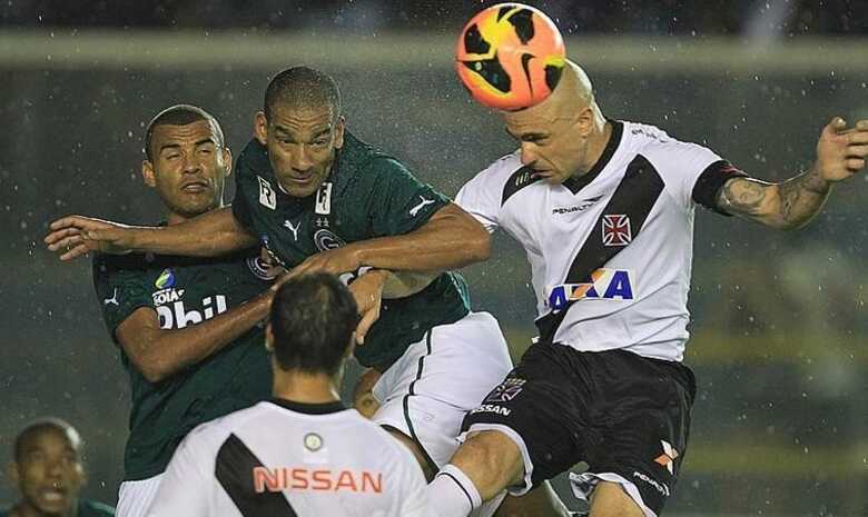 Cris, zagueiro do Vasco, e Rodrigo, defensor do Goiás, dividem lance. (Foto: Marcelo Sadio/vasco.com.br)