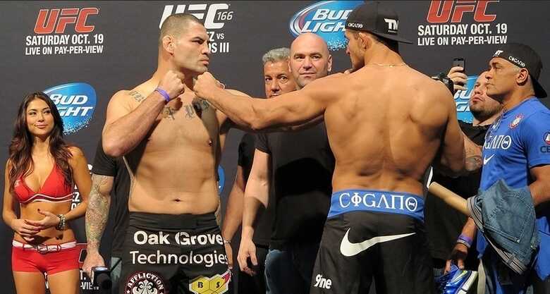 Cigano e Velásquez se encaram durante a pesagem para o UFC 166. (Foto: Jorge Correa/Uol)