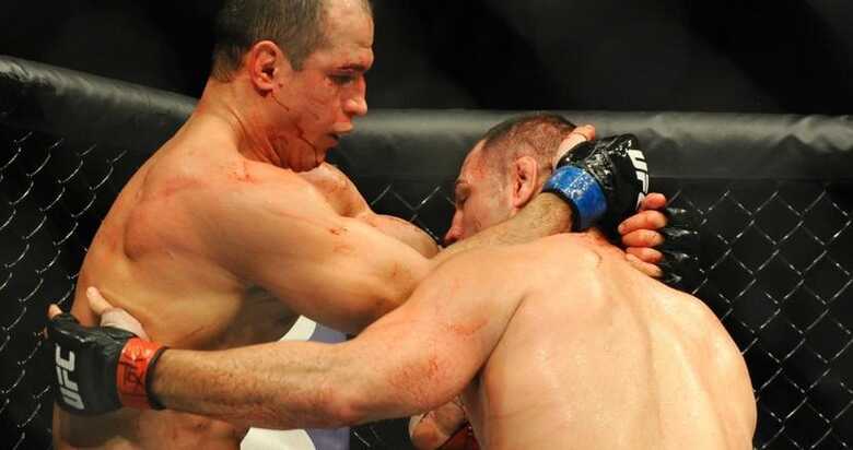 Junior Cigano tenta agarrar Cain Velasquez durante luta pelo cinturão dos pesados no UFC 166. (Foto: AP Photo/Pat Sullivan)