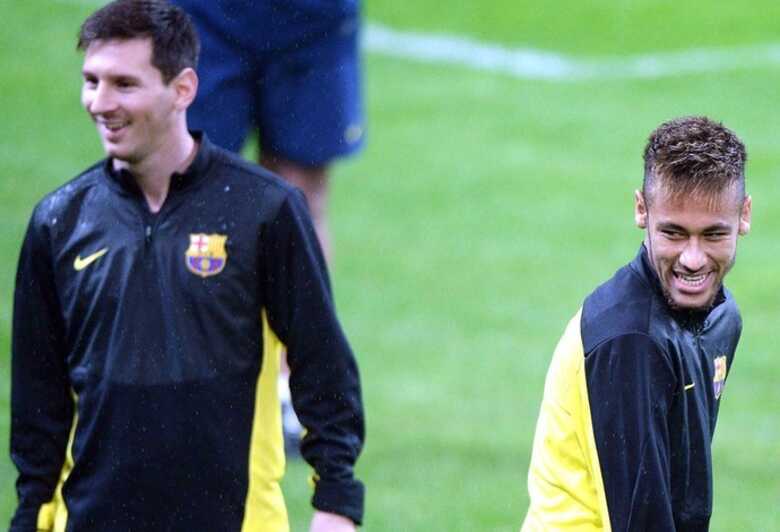Messi e Neymar brincam no treino do Barcelona em Milão. (Foto: Agência EFE)