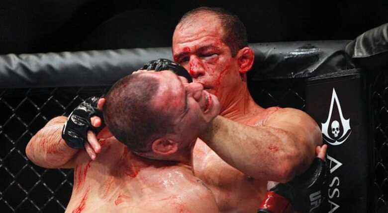 Com muitos ferimentos no rosto, Cigano tenta afastar e golpear Cain Velasquez. (Foto: Andrew Richardson/USA Today)