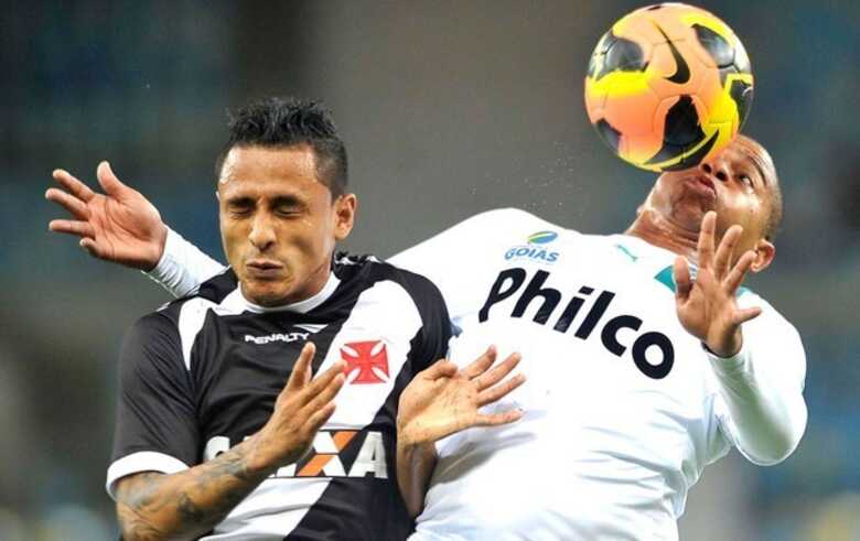 O atacante Walter disputa a bola com Yotún no Maracanã. (Foto: Dhavid Normando/Futura press)
