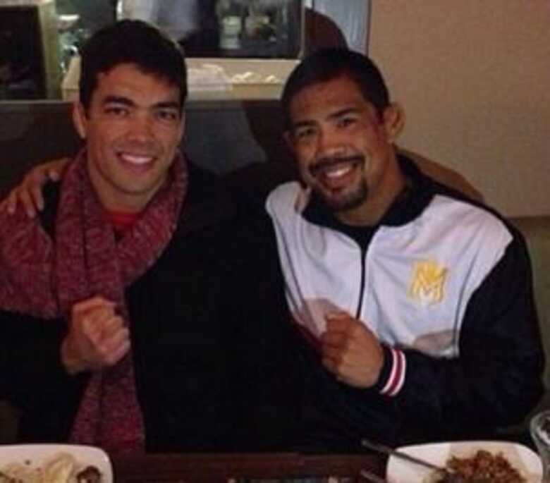 Depois de nocautear o amigo e rival Mark Muñoz, Lyoto Machida posta foto com os dois lutadores jantando. (Foto: Reprodução/Instagram)