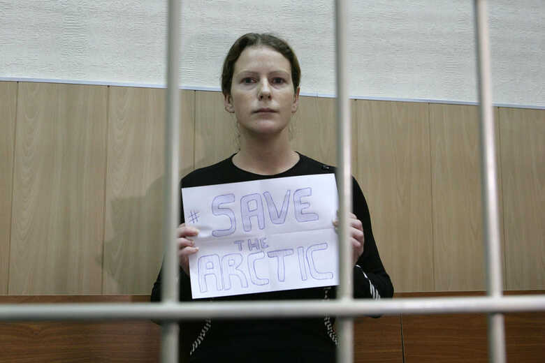 Ana Paula durante audiência na corte regional de Murmansk. (© Igor Podgorny/Greenpeace)