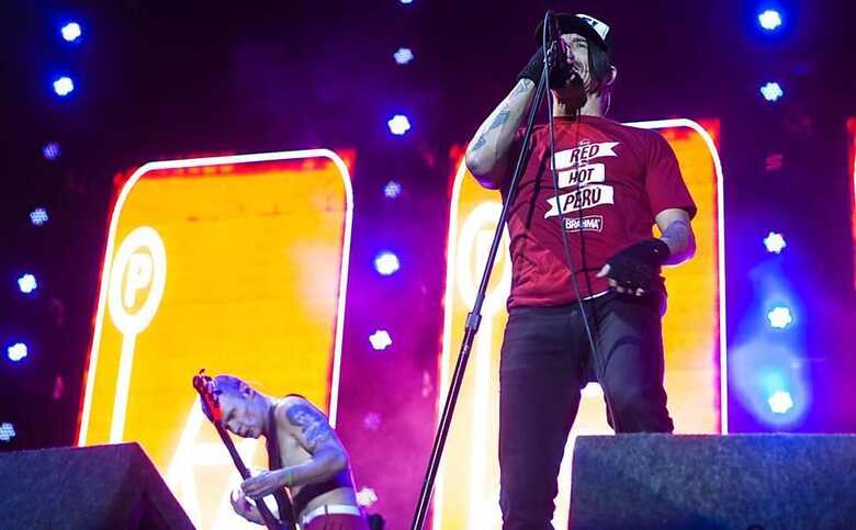 O vocalista Anthony Kiedis e o baixista Flea (esq.) do Red Hot Chili Peppers. (Foto: Eduardo Anizelli/Folhapress)