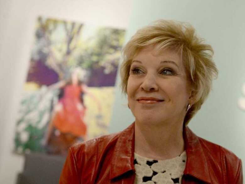 A ministra da Cultura acompanhou pelos jornais os primeiros dias da semana de moda paulistana. (Foto: Ricardo Matsukawa/Terra)