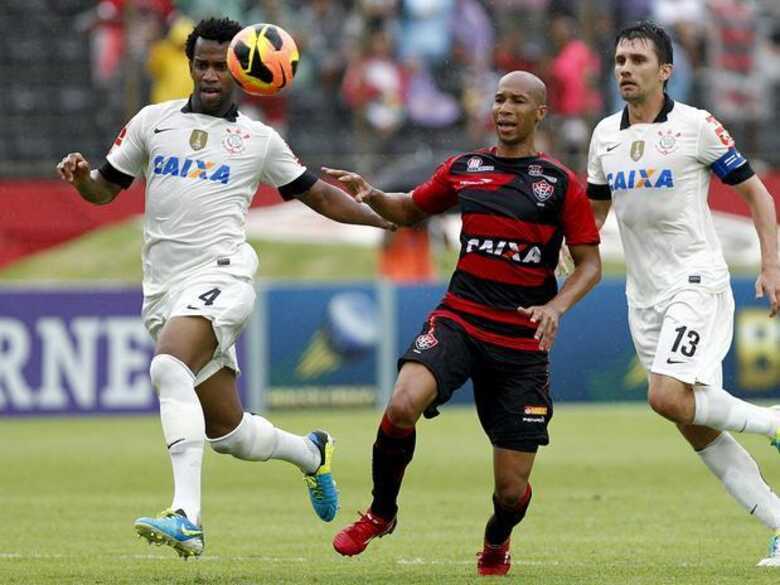 Autor do gol do Vitória no empate por 1 a 1 com o Corinthians, Dinei tenta escapar da marcação de Gil e Paulo André. (Foto: Felipe Oliveira/Agif/Gazeta Press)