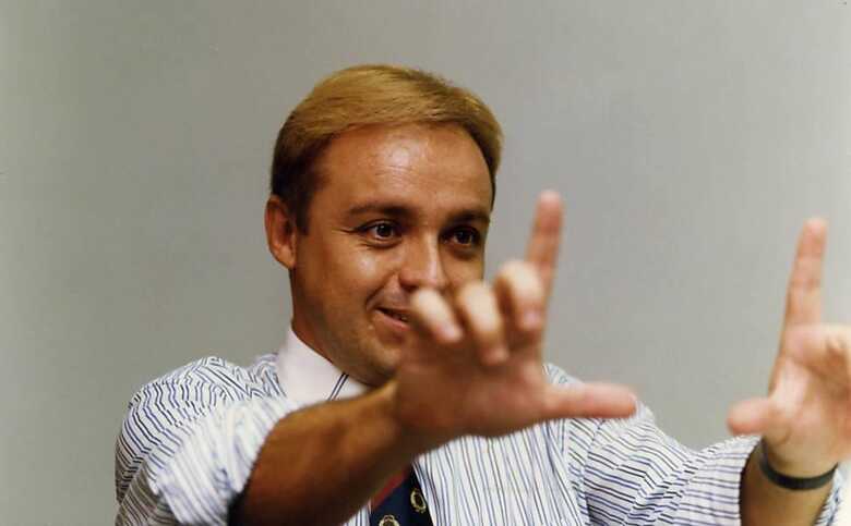 Gugu posa para foto durante entrevista em São Paulo, nesta fotografia datada de 1996. (Foto: Jorge Araújo - 12.abr.96/Folhapress)