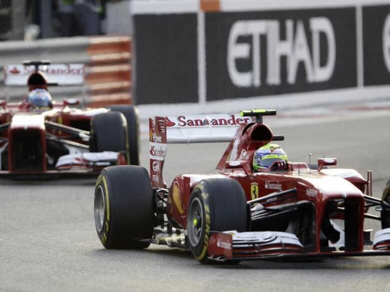 Brasileiro vem dificultando missão para companheiro Alonso em últimas provas pela Ferrari. (Foto: AP)