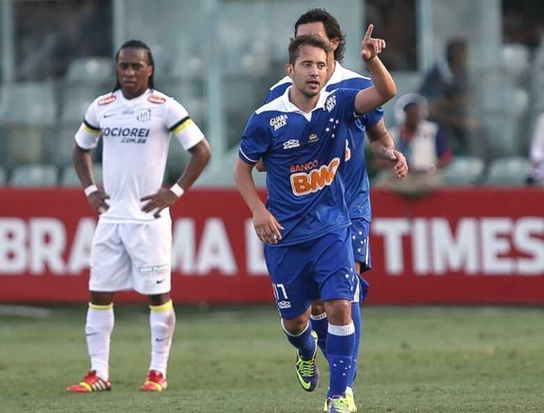 Éverton Ribeiro comemora o gol do Cruzeiro na Vila Belmiro. (Foto: Daniel Teixeira/Agência Estado)