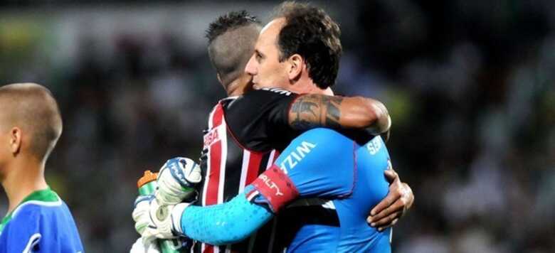 Rogério Ceni comemora com Antônio Carlos a classificação em Medellín. (Foto: AP)